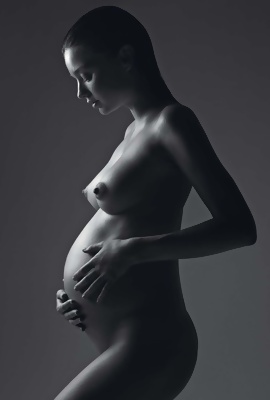 Pregnant model Miranda Kerr posing naked