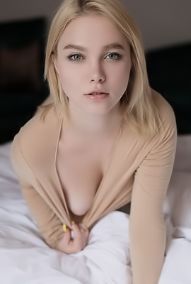 Sexy Blonde Scarlet
