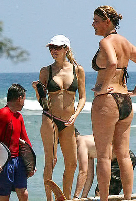 Heather Locklear turns the heat on at the beach