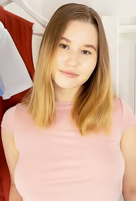 >Amalia Davis Explore Her Brand New Curves And Work Towards