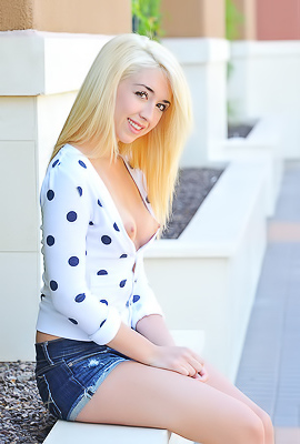 Toplee Girl Jayde Walking Around