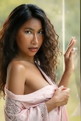 Delicious Curly Girl Niki Meow With Shaven Pussy