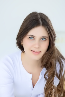 >Luna Pica Kneeling To Flaunt Her Perfect Ass