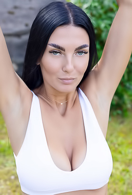 Simon Expose Her Plump-lipped Pussy To The Summer Breeze