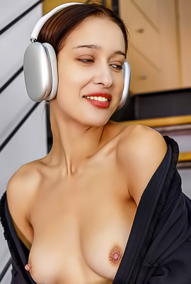 >Chiara Statuesque Beauty Is Soon Wearing Nothing But An Inviting Smile