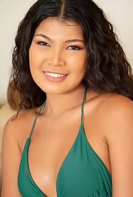 >Rosah & Kathai Spread Wide To Flaunt Her Plump-lipped Pussy