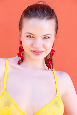 >Toree Captivating Beauty Is Eager To Express Her Exhibitionist Nature