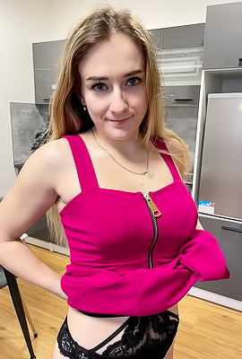 >Dee Dee Sexy Babe Is Locked And Loaded For Some Sexy Fun