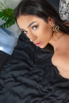 >Kama Oxi In Moonlight Glamour Nude Night Fantasies