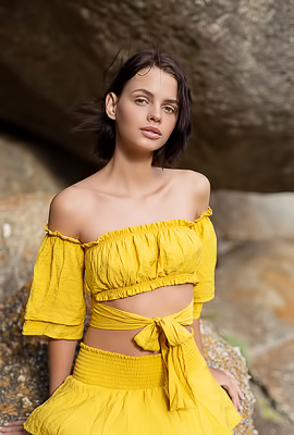 >Kristie Taylor Breezes Through a Sunny Sunset Photo Shoot